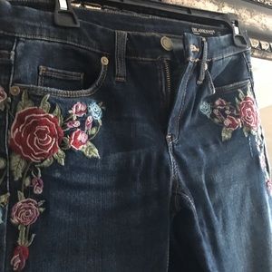BLANKNYC Jean w Flower appliqué